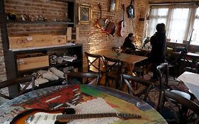 Le Petit Secret, Korce, Albania